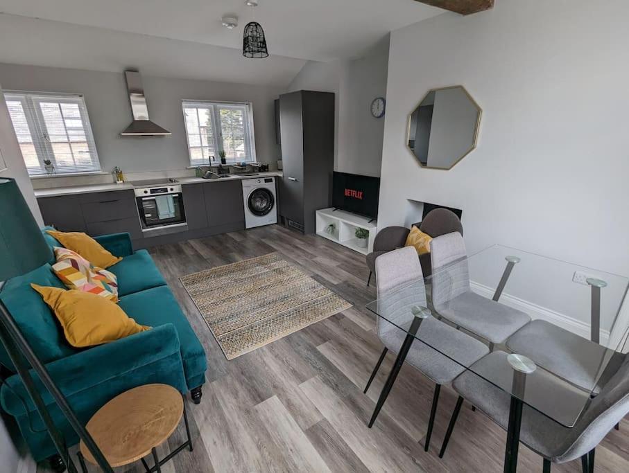31 High Street - Modern & Stylish 2-Bed Apartment - Inc Parking Husbands Bosworth Exterior photo
