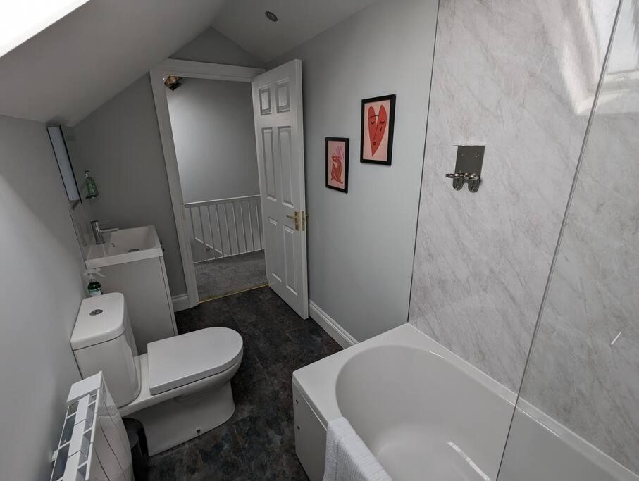 31 High Street - Modern & Stylish 2-Bed Apartment - Inc Parking Husbands Bosworth Exterior photo